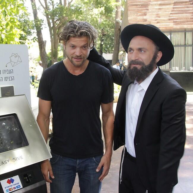 ברכה מהרב זה תמיד עוזר. שלום מיכאלשווילי מברך את גיאור