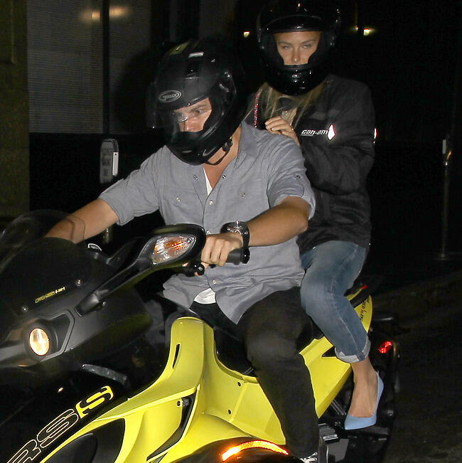 בר לא מחבקת את הגבר המסתורי (splash news) בר לא מחבקת את הגבר המסתורי