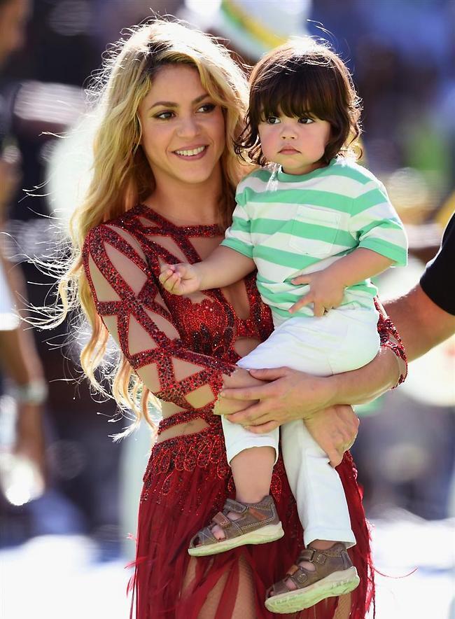 שאקירה מחזיקה את בנה המתוק מילאן, שלא מבין למה אמא שלו לבושה ככה