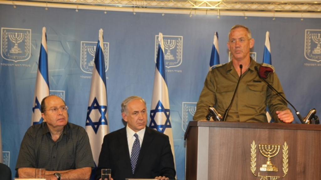 L-R: Defense Minister Moshe Ya'alon, Prime Minister Benjamin Netanyahu and IDF Chief of Staff Benny Gantz during the 2014 Gaza war 