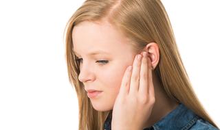 "פצפוצים" וכאבים באוזניים? אולי מדובר בהיצרות תעלת השמע