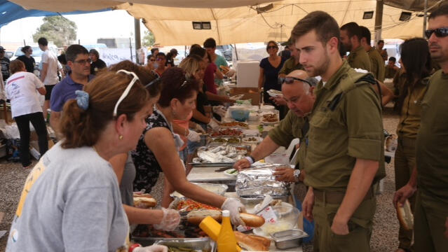Волонтеры привезли свежую еду для солдат и резервистов