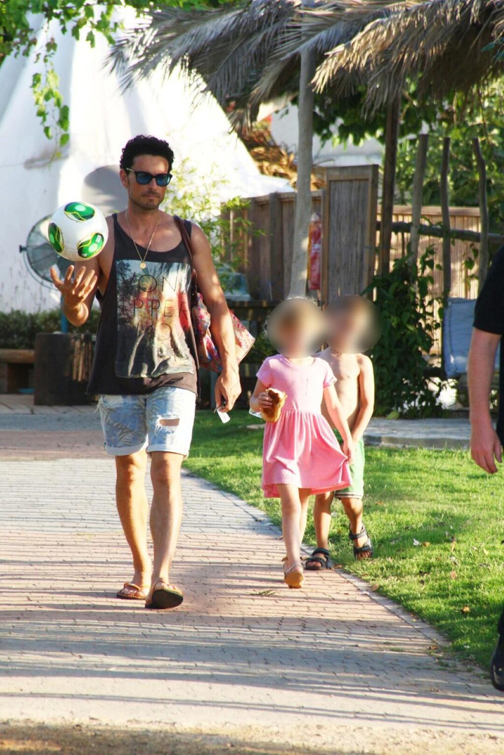 תראו איך אבא מקפיץ ביד אחת. אני תותח
