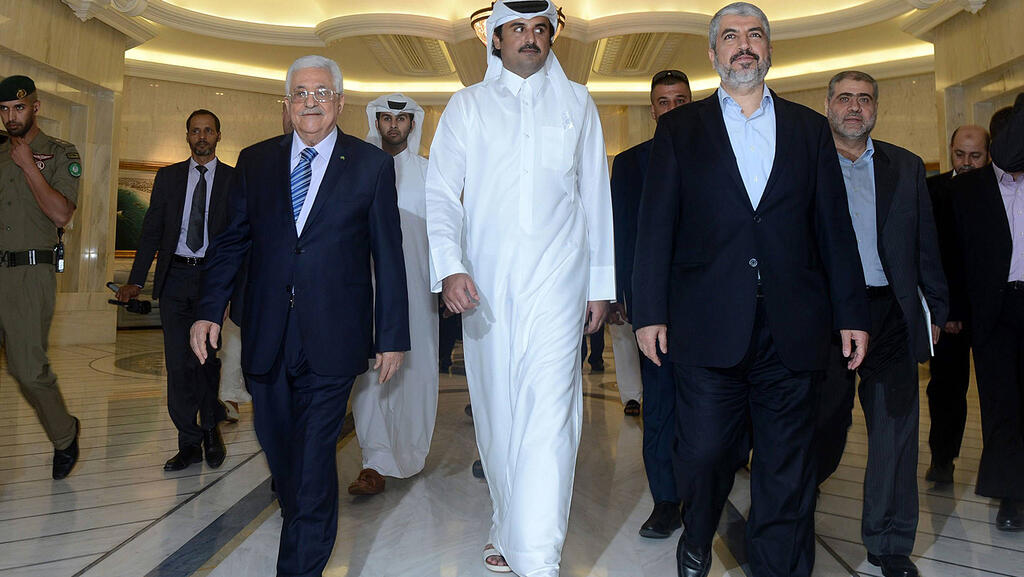 Глава ПА Абу-Мазен, лидер ХАМАСа Халед Машаль и эмир Катара Тамим ибн Хамад Аль Тани в 2014 году 