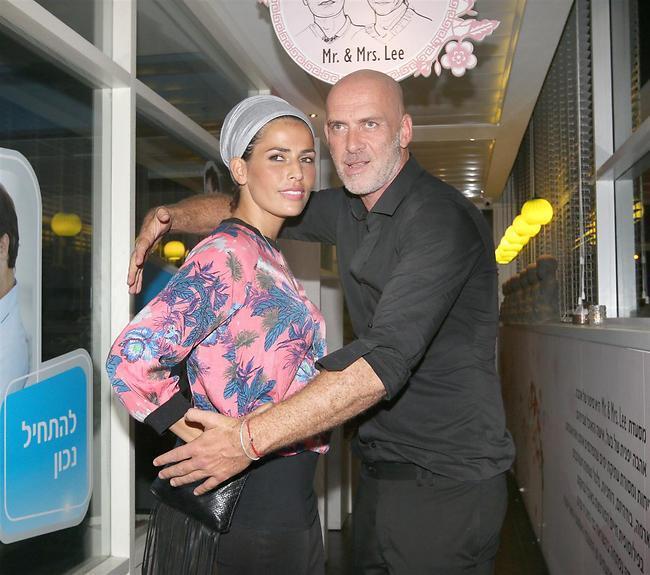במרחק נגיעה. חתן השמחה מוטי רייף ולינור אברג'יל