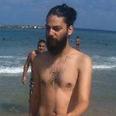 יוסי מזרחי פפראצי בלי חולצה חוף הים