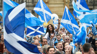 עם דגלי סקוטלנד בימי המשאל ב-2014. האם הפעם יהיה רוב לפרישה? לא בטוח