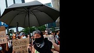 המטריות נועדו להגן על המפגינים מפני ירי גז מדמיע. הונג קונג                     