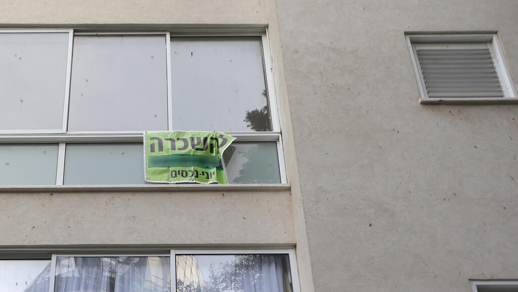 Надпись на окне: "Квартира сдается" 
