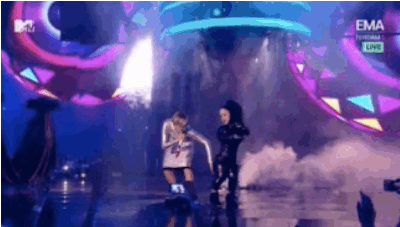 מיילי סיירוס רוקדת עם גמדה גיף