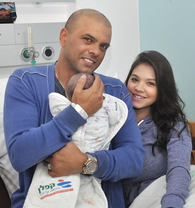 קבלו את המשפחה המאושרת בהרכב מלא