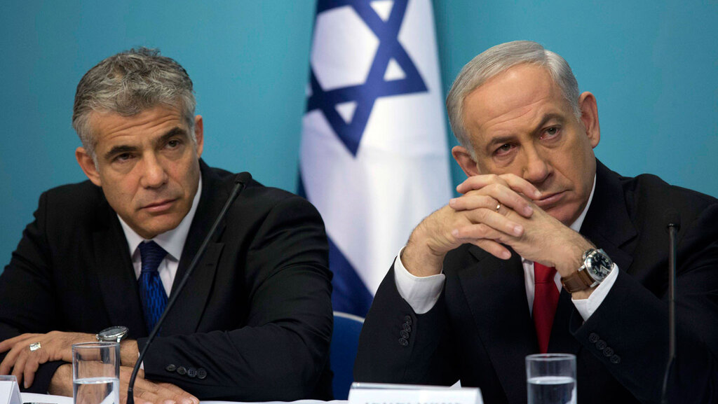 Opposiiton head Yair Lapid (L) and Prime Minister Benjamin Netanyahu 