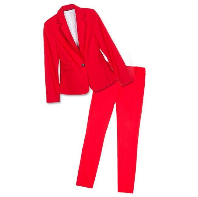 שואבת השראה ממארק ג'ייקובס. חליפה אדומה של 'אקספרס'