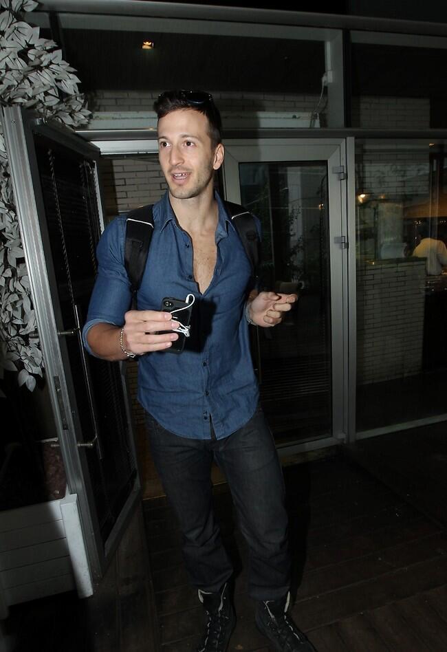 היינו מסכימים לך לבוא בלי החולצה, זה בסדר. מייקל לואיס