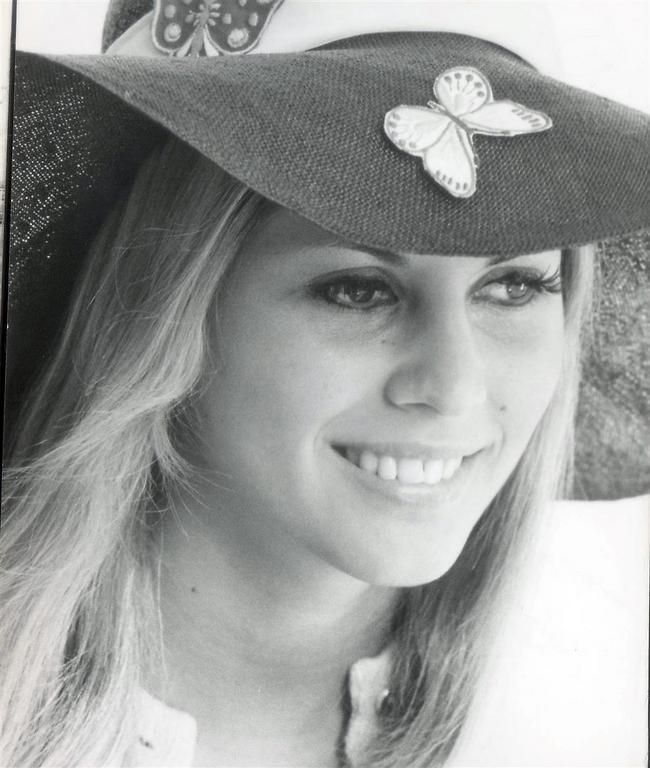 1970: מדגמנת לראשונה בגיל 16