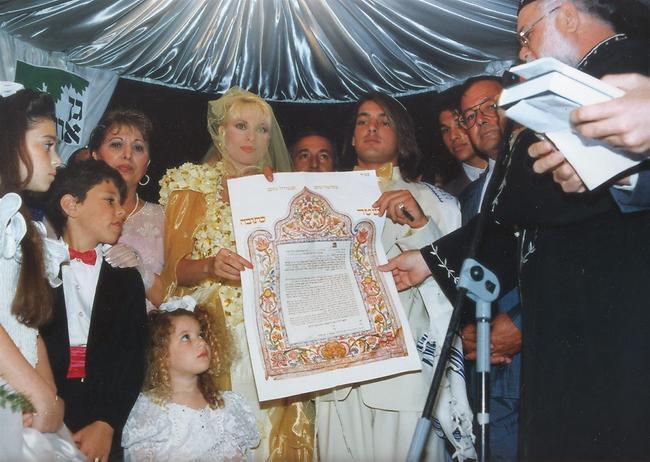 1992: בחתונה הראשונה עם משה חיים. לא נשכח את השמלה הצהובה