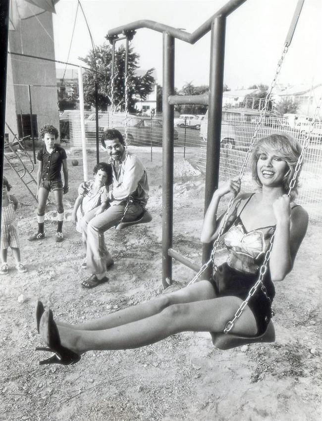 1971: משחקת ב"מלכת הכביש". מזהים את יהודה ברקן?