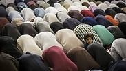מוסלמים מתפללים במסגד בלונדון     