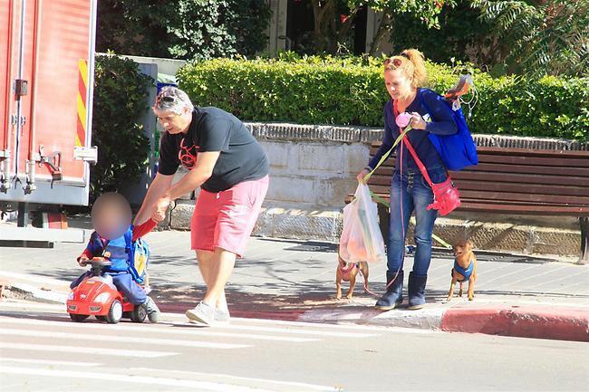 מסתכלים ימינה ושמאלה לפני שחוצי