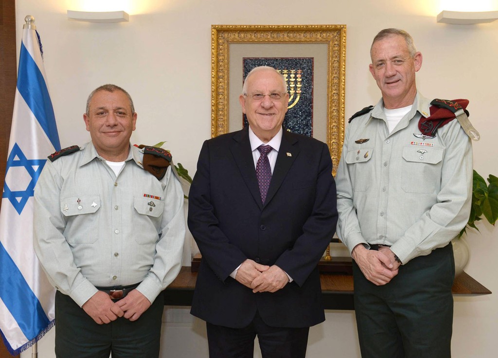 Former IDF chief Gadi Eisenkot, left, and Defense Minister Benny Gantz, right, pose with President Reuven Rivlin while still in uniform in 2015  