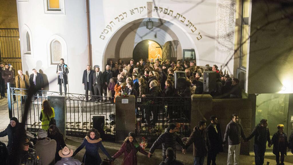 A protest at a Jewish synagogue in Norway 