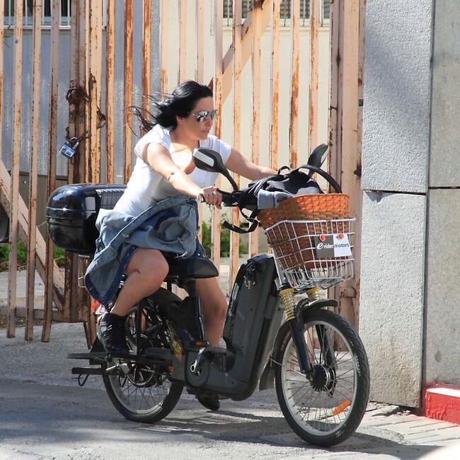 לא עוצרת באדום! מיכל אמדורסקי בתפקיד נהגת שודים