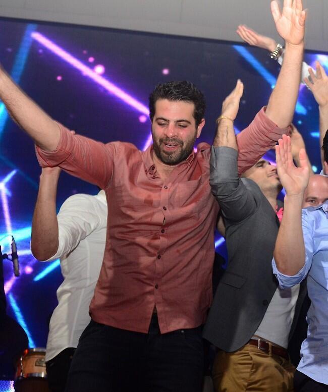 טיפה מזיע, בקטנה. שי קורע את הרחבה