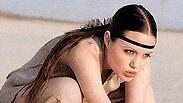 אנג'לינה ג'ולי צילומים מגזין LOOK 1993