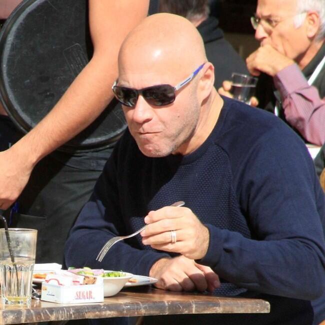 איך טעים לי הצנונית! דביר בנדק יורד על סלט