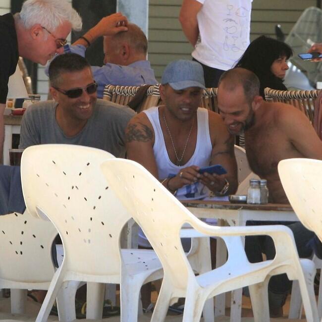 תראה כמה לייקים. גולן עם חברים