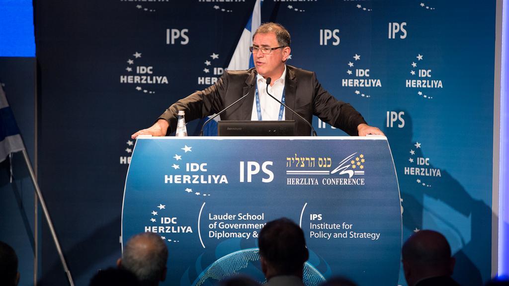 Профессор Нуриэль Рубини выступает на Герцлийском форуме. Фото: Эрез Хароди, "Осим цилюм"