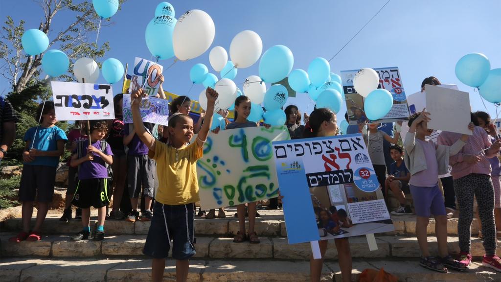 Israeli children protesting poor schooling conditions in the country 