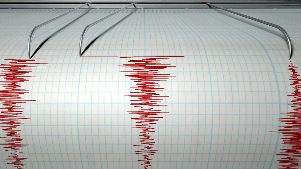 Сейсмограф фиксирует землетрясение 