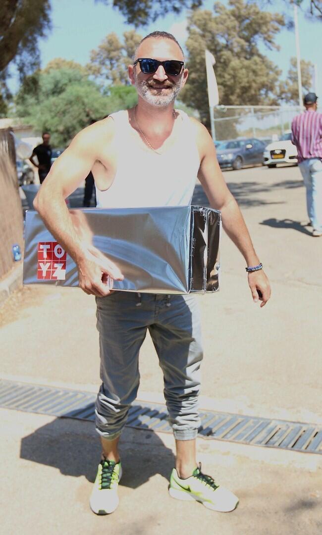 מה יש בקופסא? שלום מיכאלשווילי לא בא בידיים ריקות