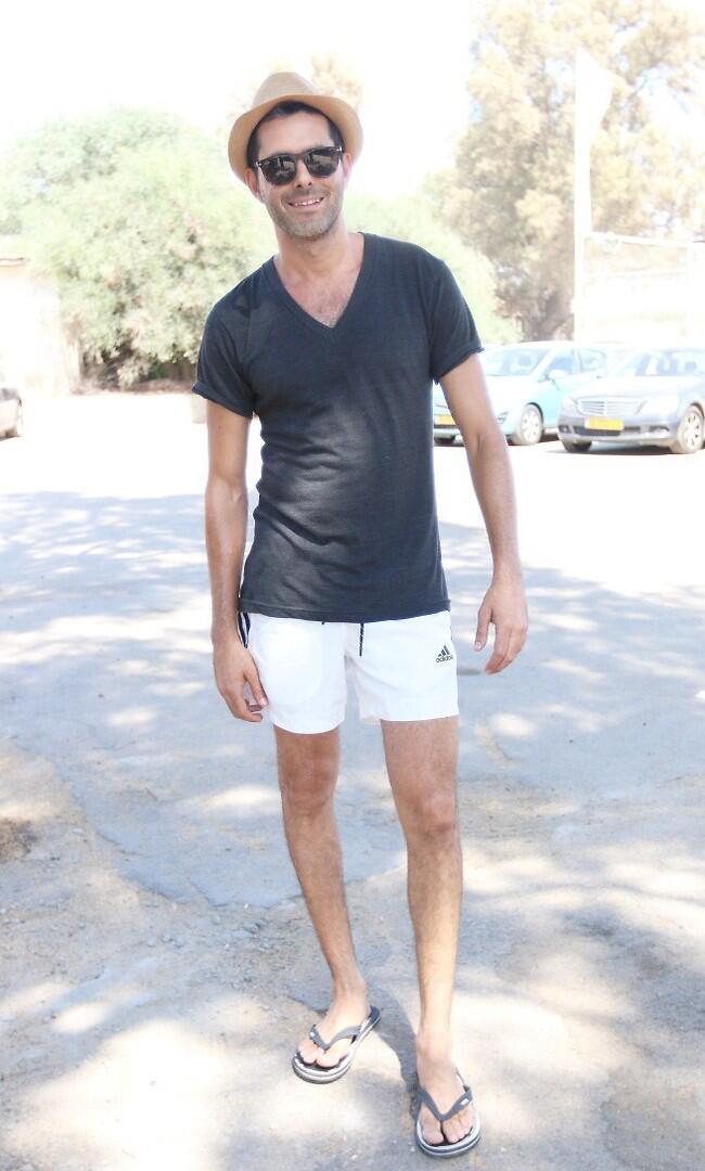 תשמור לנו מקום בבריכה. דן שפירא