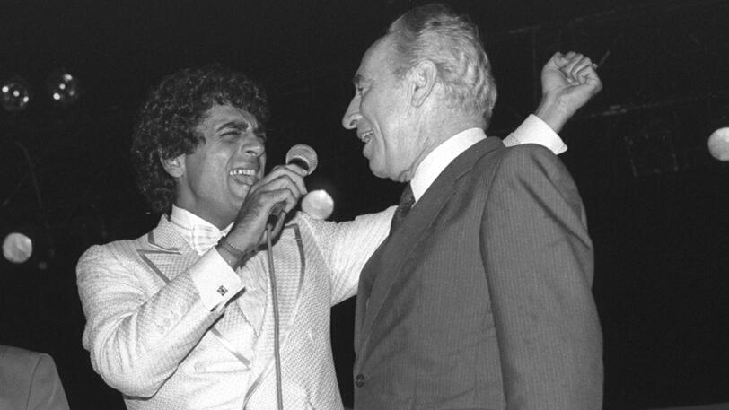 Enrico Macias and Shimon Peres in 1987
