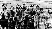 ניצולים אחרי שחרור אושוויץ ב-1945 