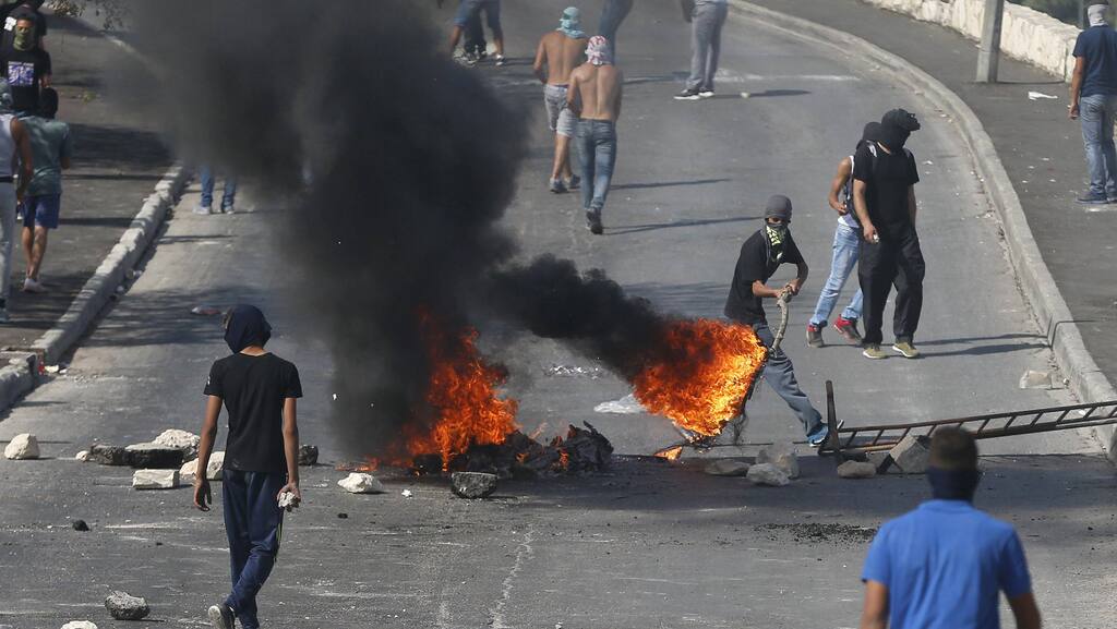 Palestinian rioters burning tires in East Jerusalem's Issawiya neighborhood 