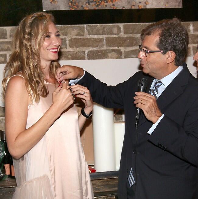 מהיום תקראו לה אבירה. מיכל אנסקי מקבלת תואר אבירות משגריר איטליה בישראל