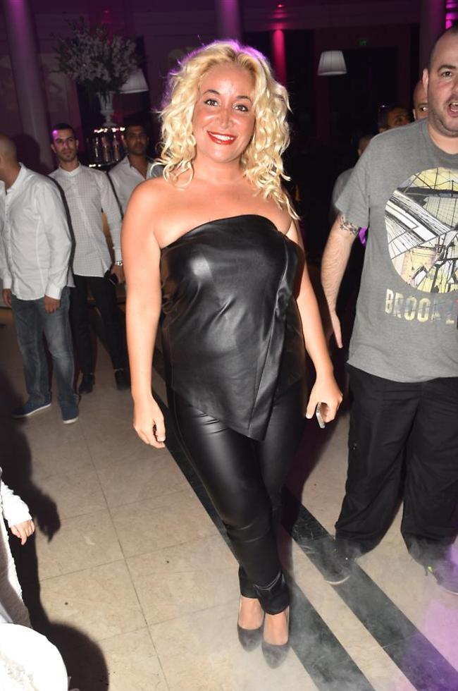 מאושרת. דורין סגול