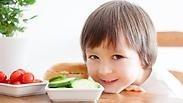 ילד ילד אוכל תזונה נכונה ירקות ארוחה