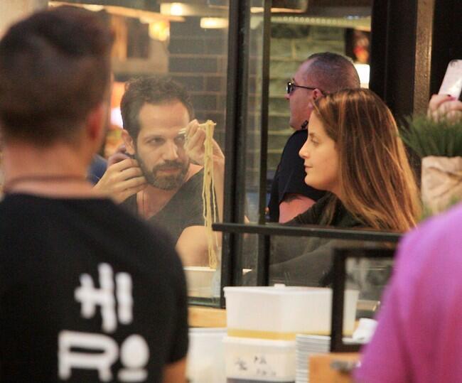 תראה איך אני יודעת להחזיק עם הצ'ופסטיקס. עדי שילון ויוסף סוויד