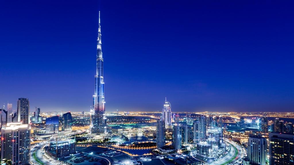 Комплекс "Бурдж-Парк" в Дубае. Слева - небоскреб "Бурдж-Халифа" 
