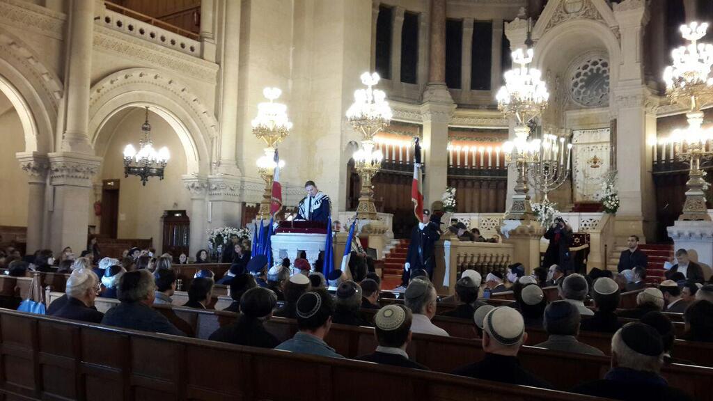 Jewish prayer in a synagogue in Paris 