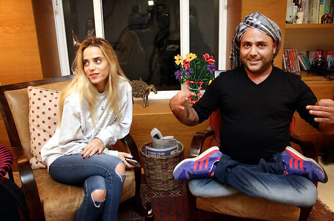 אם אני אעלה תמונה כזו, אני בדוק מקבל יותר לייקים ממך. אסף אטדגי ורותם סלע (צילום: אמיר מאירי) אם אני אעלה תמונה כזו, אני בדוק מקבל יותר לייקים ממך. אסף אטדגי ורותם סלע