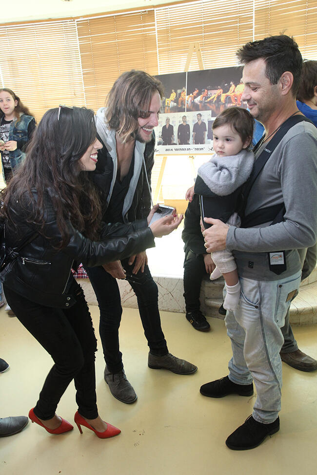 בבקשה תן לנו להרים אותה! עוז זהבי, דניאל יפה ואקי אבני עם התינוקת אמיליה