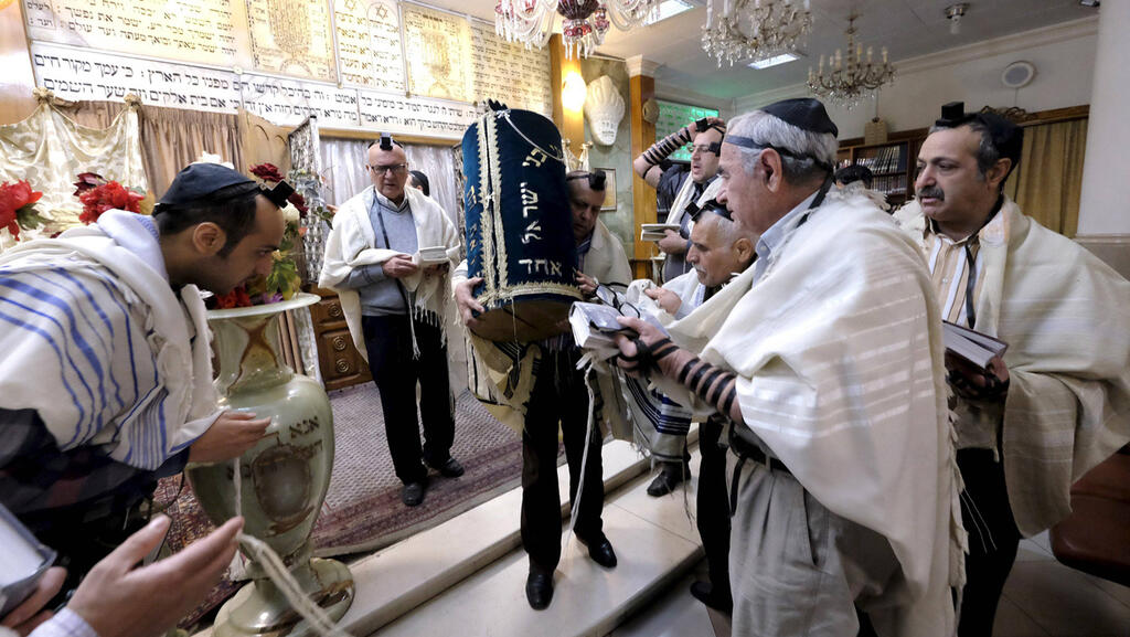 Jews in Iran during prayer 