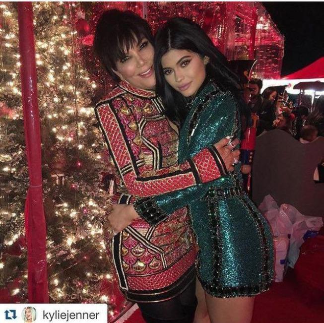 ברור. כך גם אנחנו מתלבשים בבית. קיילי וקריס ג'נר באקסטרים ברור. כך גם אנחנו מתלבשים בבית. קיילי וקריס ג'נר באקסטרים