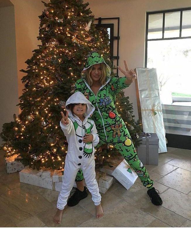 חלום שלנו הוונזי ההורס הזה. של מייסון, כן? קלואי היא הדודה בהא הידיעה חלום שלנו הוונזי ההורס הזה. של מייסון, כן? קלואי היא הדודה בהא הידיעה