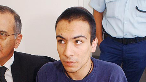 צרפתי בבית המשפט לאחר שדקר למוות את שושן ב-2003. שוחרר מוקדם ועבר תוכנית שיקום